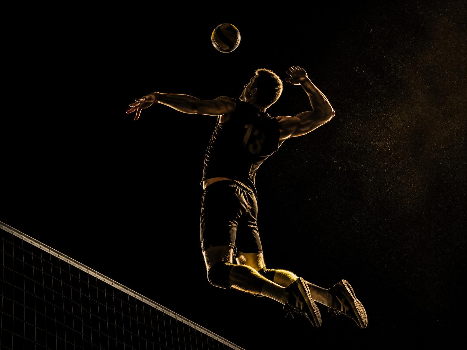 Jugador de voleibol rematando en el aire durante un entrenamiento de alto rendimiento